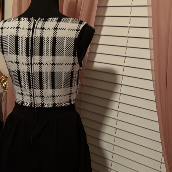 Black and white dress - Picture 7 of 7